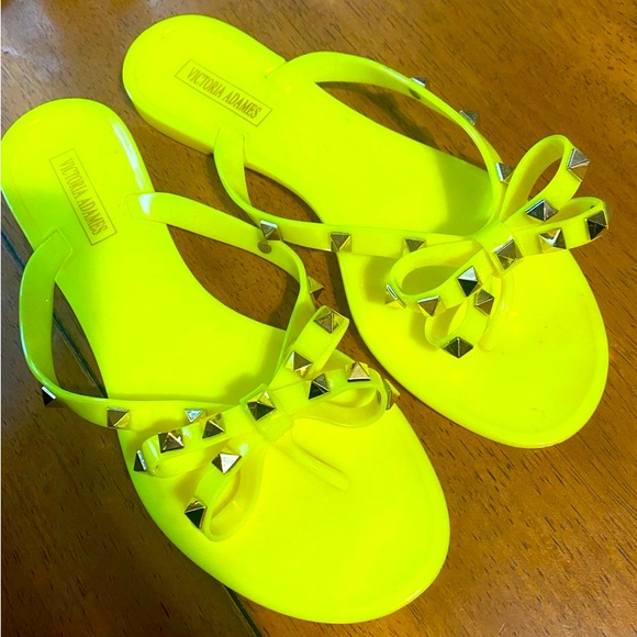 Neon yellow jelly flip flops - Picture 1 of 3